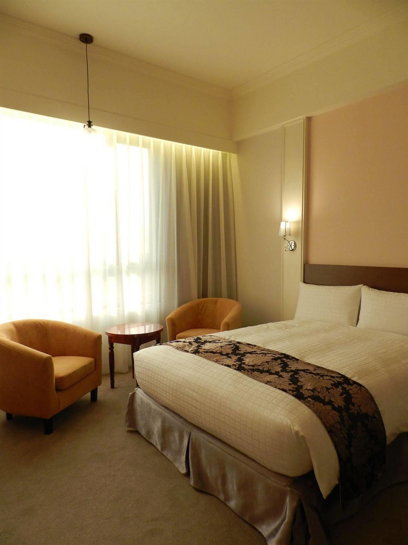 Royal Chiayi Hotel Exteriör bild