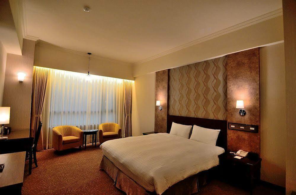 Royal Chiayi Hotel Exteriör bild